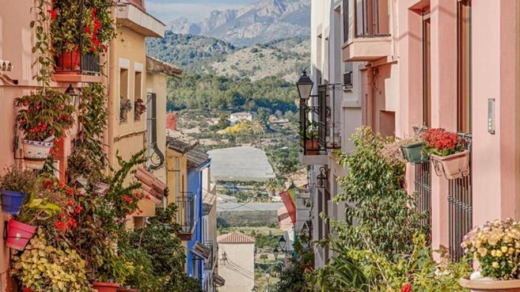 Polop, en la Marina Baixa, es el segundo pueblo pequeño más buscado por extranjeros.