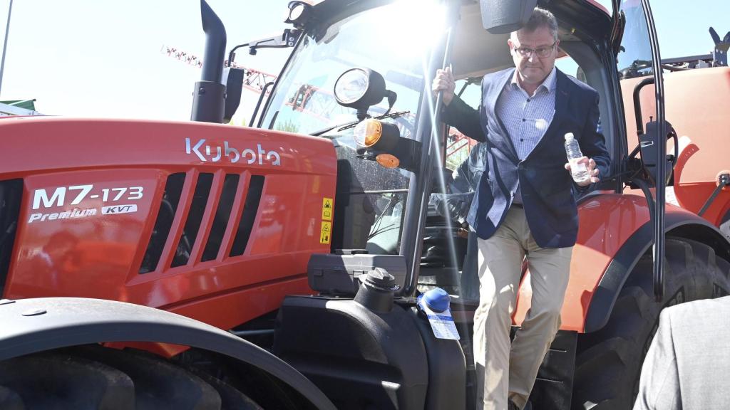 El consejero de Agricultura, Ganadería y Desarrollo Rural, Gerardo Dueñas, en la inauguración de la LX Feria de Maquinaria Agrícola de Lerma