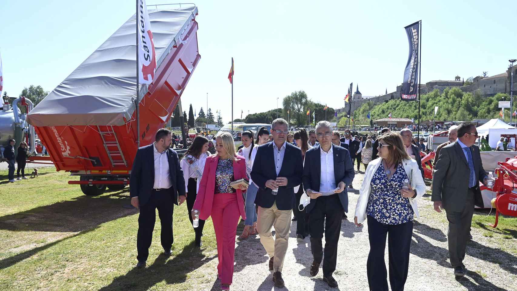 El consejero de Agricultura, Ganadería y Desarrollo Rural, Gerardo Dueñas (C), acompañado del delegado de la Junta en Burgos, Roberto Sáiz (D), y la alcaldesa de Lerma, Maribel Sancho (I), en la inauguración de la LX Feria de Maquinaria Agrícola de Lerma