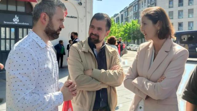 Luis Tudanca y Reyes Maroto conversan con Raúl Santa Eufemia (UGT)