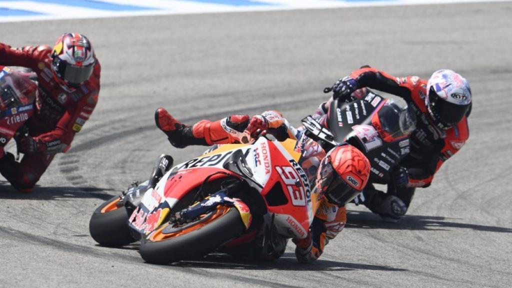 Marc Márquez, casi en el suelo, en la última curva del circuito de Jerez-Ángel Nieto.