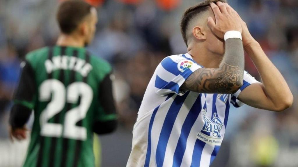 Un jugador del Málaga se lamenta en el partido jugado contra el Eibar.
