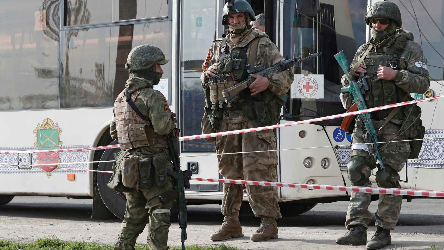 Soldados prorrusos tras la evacuación de civiles de la planta de Azovstal, este domingo.