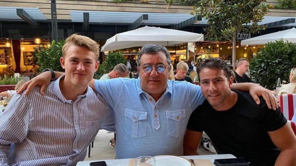 De Ligt (izquierda) junto a Mino Raiola