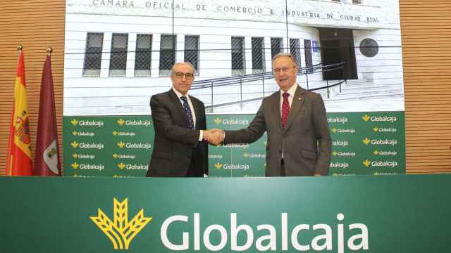 Los presidentes de Globalcaja y de la Cámara de Comercio de Ciudad Real, Carlos de la Sierra (a la derecha) y Mariano León (izquierda).