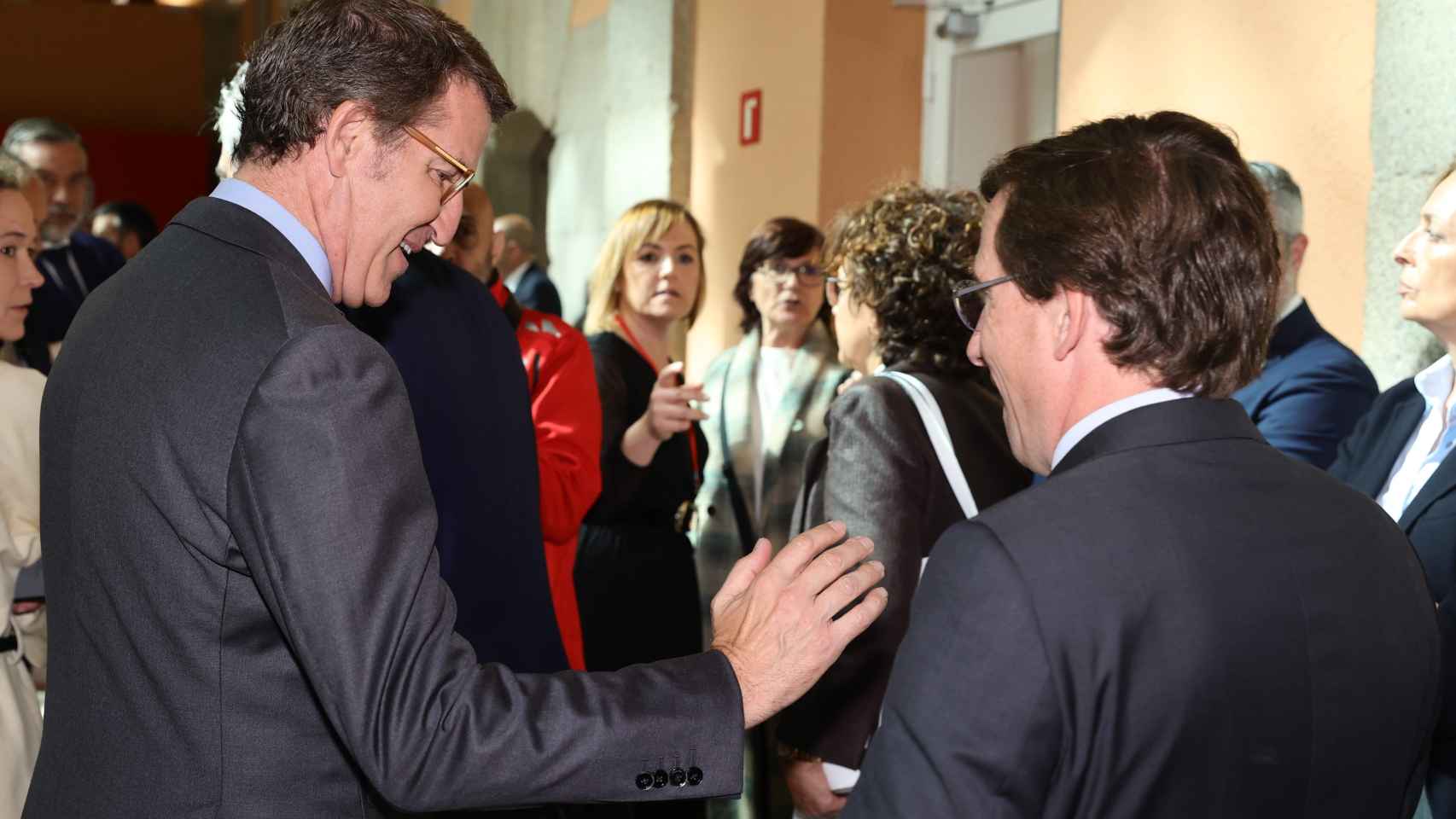 El alcalde de Madrid, José Luis Martínez-Almeida (d), y el presidente del PP, Alberto Núñez Feijóo, llegan al acto de la Comunidad de Madrid.