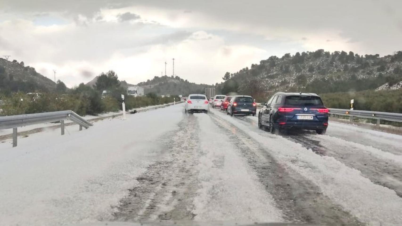 Coches parados en la A-30 a la altura de Navajuelos y el Estrecho de Tobarra. / Foto: @MeteoHellin