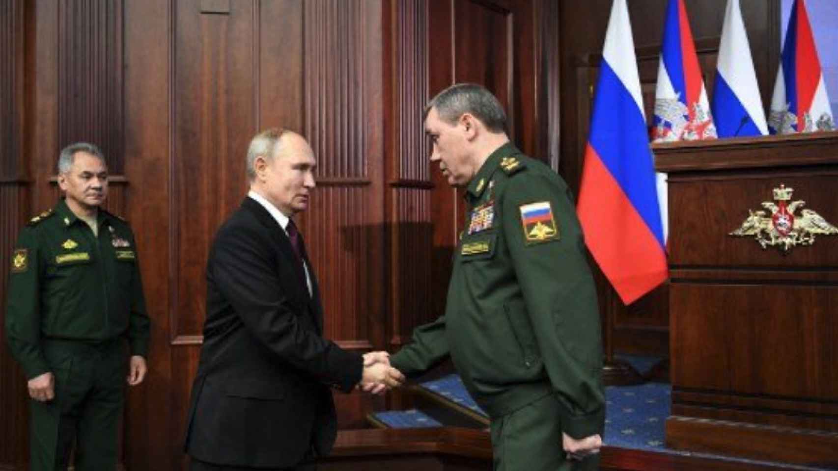 Vladimir Putin saluda a Valeri Gerasimov en diciembre de 2020.