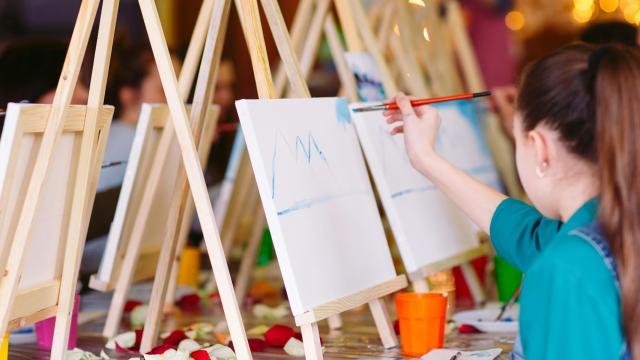 Imagen de archivo de una niña pintando.