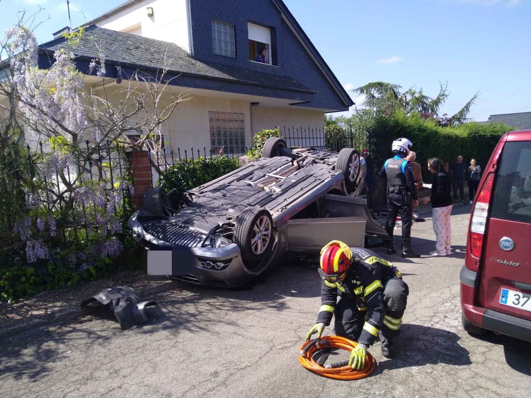 El coche afectado por el accidente en Ponferrada, este lunes.