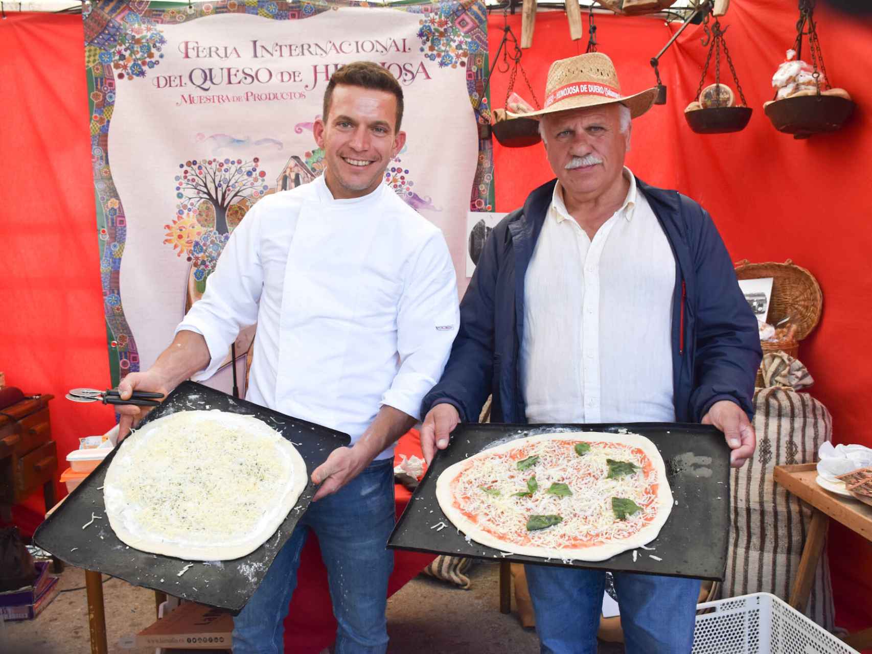 El pizzero Rodolfo Casasaya y el alcalde de Hinojosa de Duero, José Francisco Bautista, en el cierre de la Feria del Queso 2022