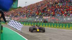 Max Verstappen cruza la meta en el Gran Premio de la Emilia Romagna.