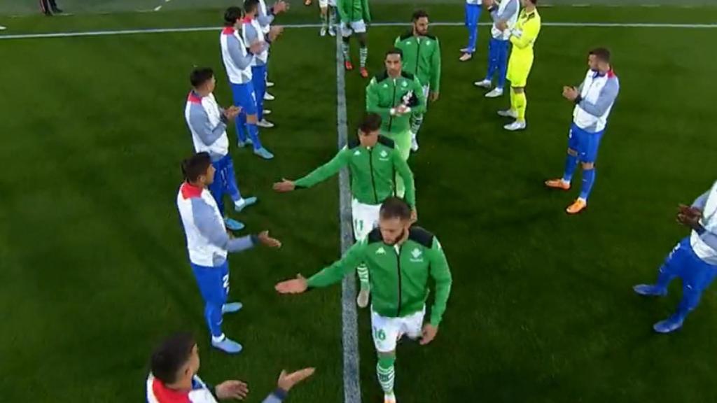 Pasillo de los jugadores del Getafe al Betis en La Liga por su triunfo en la Copa del Rey