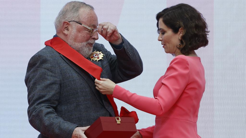 El filósofo Fernando Savater recibe de manos de la presidenta de la Comunidad de Madrid, Isabel Díaz Ayuso, la Gran Cruz durante el acto de entrega de medallas de la Comunidad de Madrid.