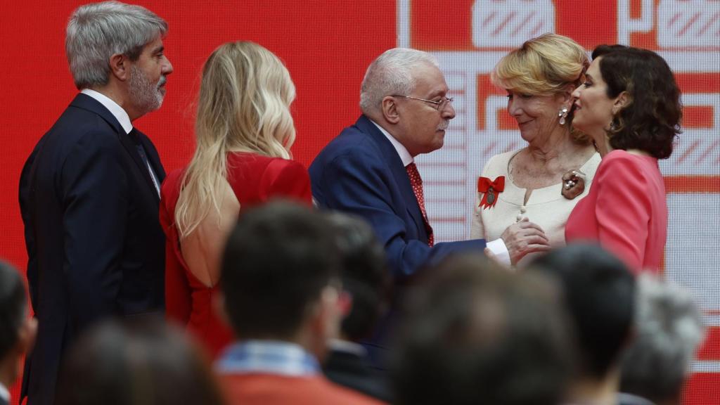 La presidenta de la Comunidad de Madrid, Isabel Díaz Ayuso (d) saluda a los expresidentes Cristina Cifuentes (2i), Joaquín Leguina (c), Ángel Garrido (i) y Esperanza Aguirre (2d) durante el acto de entrega de medallas de la Comunidad de Madrid y las condecoraciones de la Orden del Dos de Mayo.