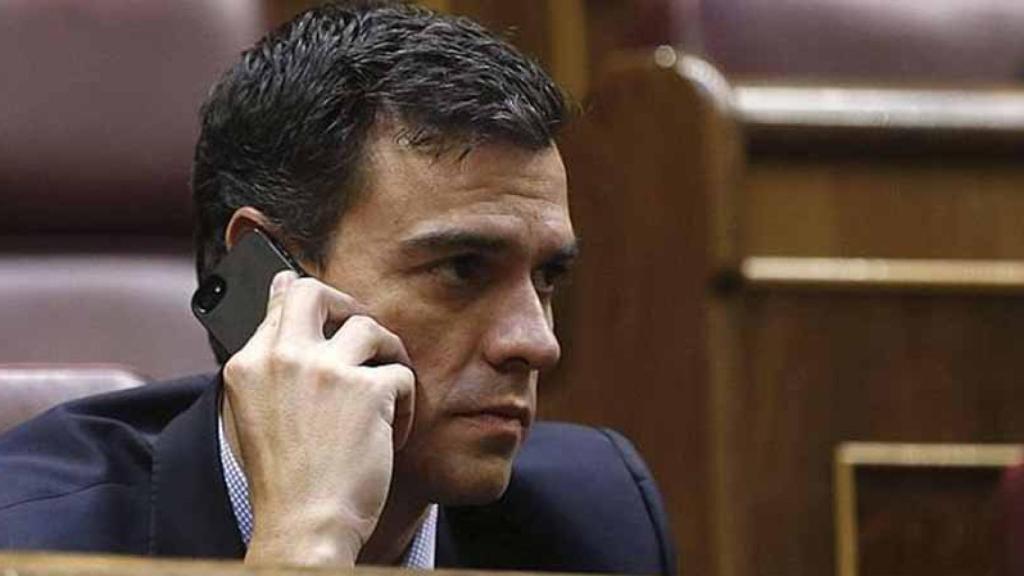 Pedro Sánchez, presidente del Gobierno, habla por su teléfono móvil en el Congreso.