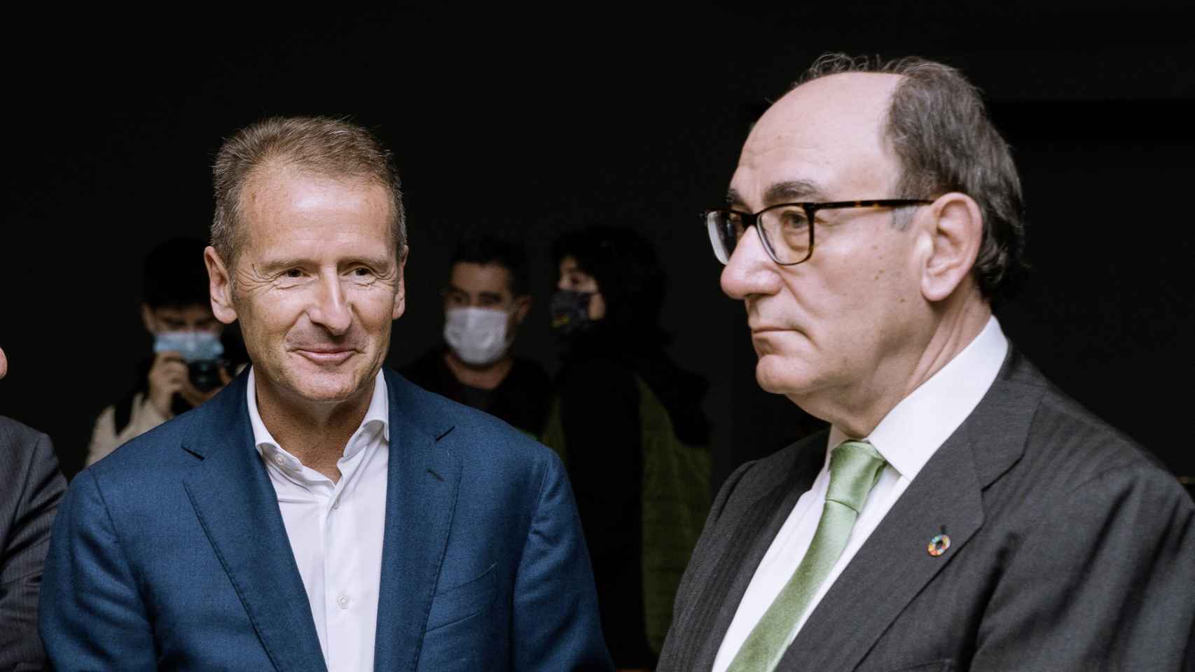 Herbert Diess (VW) con Ignacio Galán (Ibedrola) en la exposición 'Motion. Autos, Art, Architecture' que se exhibe en el Museo Guggenheim de Bilbao.