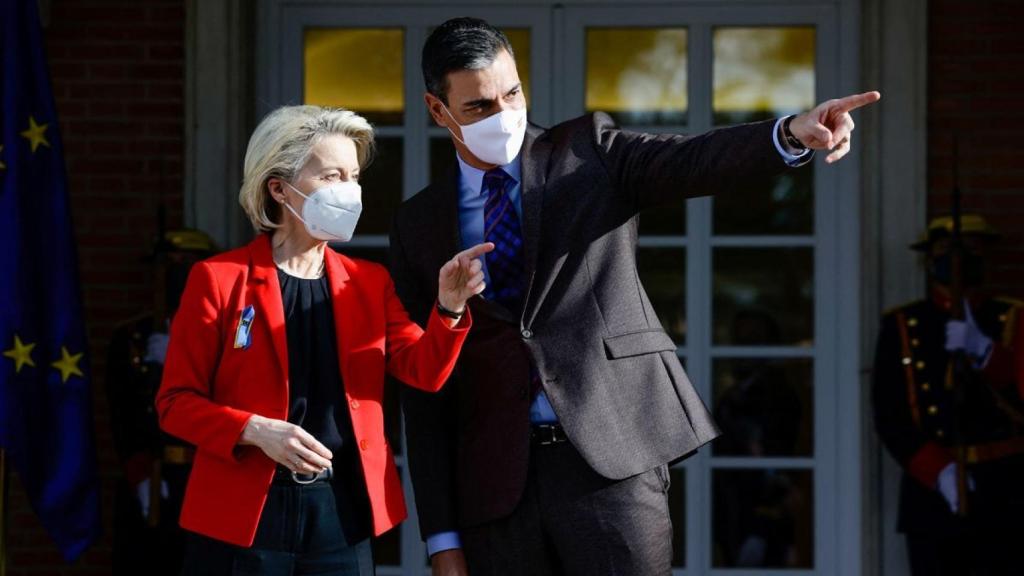 Ursula von der Leyen y Pedro Sánchez, en la escalinata de Moncloa.