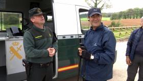 El exministro José Bono junto a un agente de la Guardia Civil en Arzúa.