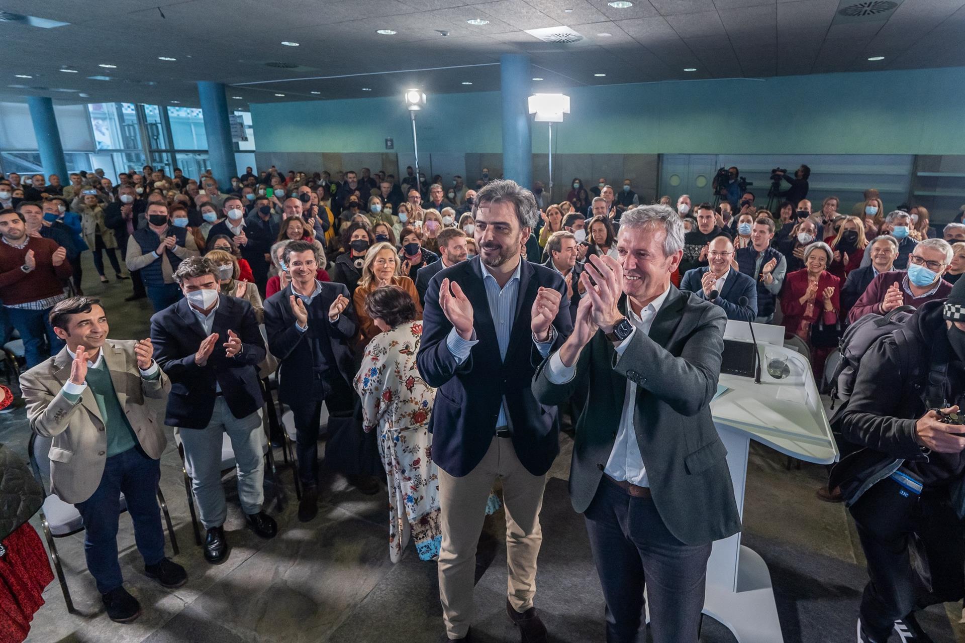 Alfonso Rueda, candidato a presidir el PPdeG, junto al presidente provincial del PP coruñés, Diego Calvo.