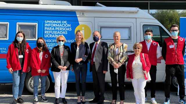 Inauguración de la unidad móvil de información a refugiados en Vigo.