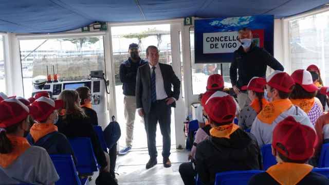 Un grupo de escolares en una visita a bordo del Nautilus.