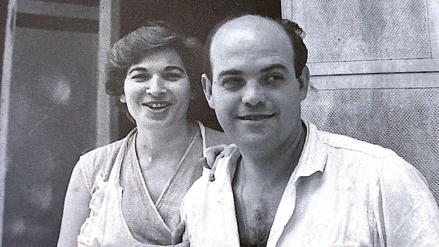Los padres de Inma y Mari Ángeles, a la puerta de La horchateria azul, en 1955.