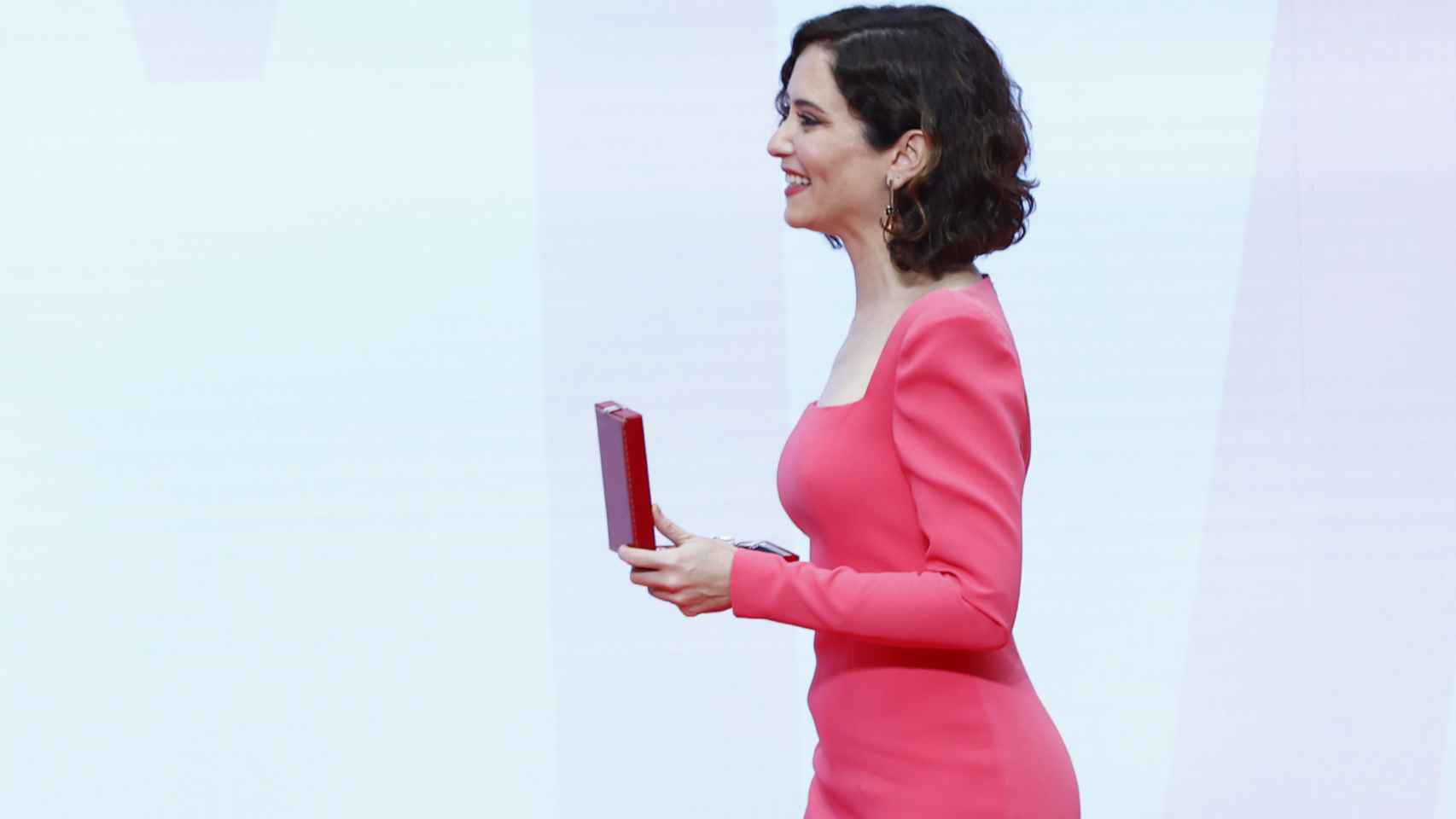 Isabel Díaz Ayuso lució el vestido Quinta Rojo, firmado por Victoria Colección.