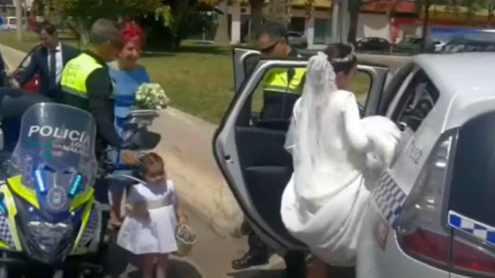 La novia entrando al coche de Policía.