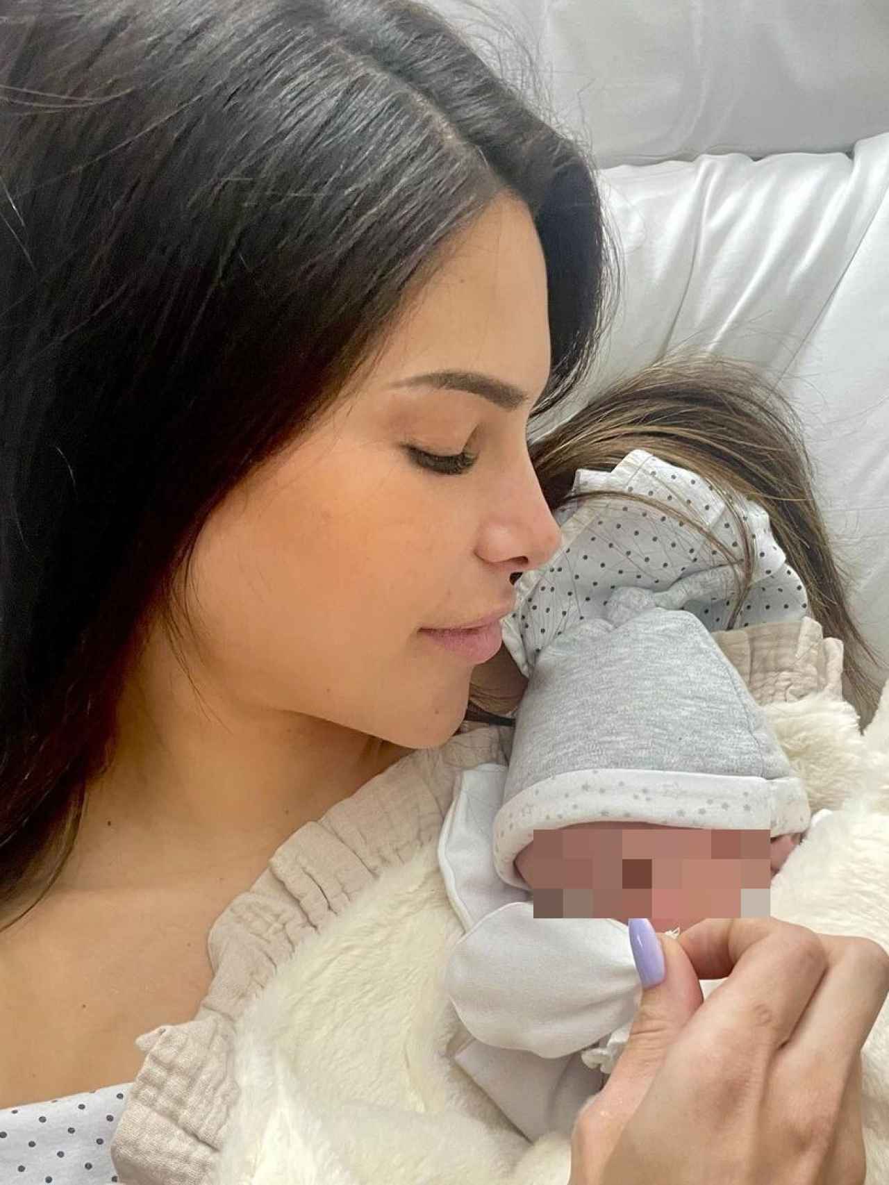 Carla Barber posando junto a su hijo recién nacido.