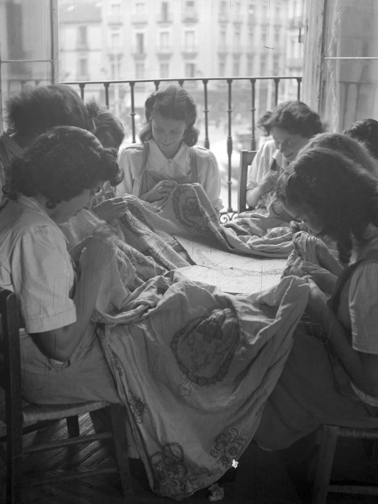 Bordadoras de una de las Escuelas del Hogar de la Sección Femenina, en Madrid, 1947.