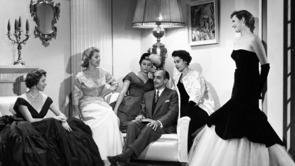 Fotograma de la película Alta Costura, dirigida por Luis Marquina, en 1954 y protagonizada por las actrices Dina Sten, María Martín, Margarita Lozano, Laura Valenzuela y Lyla Rocco, vestidas con diseños de Cristóbal Balenciaga.