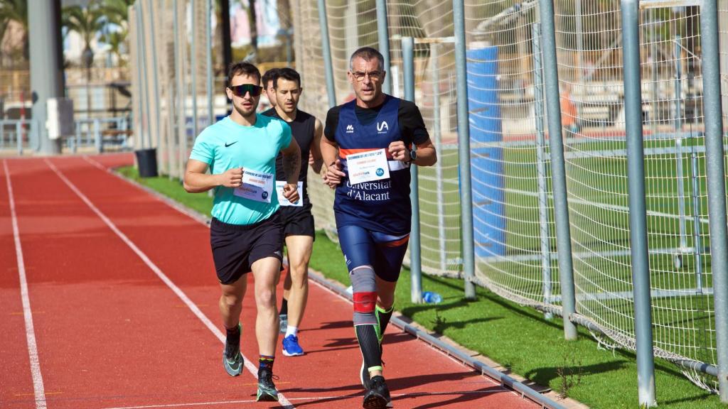 Carrera entre aficionados al runner en la Universidad de Alicante.