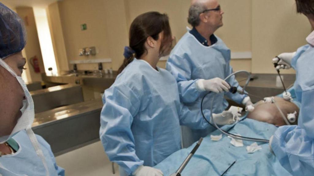 Estudiantes de Medicina durante la realización de sus prácticas.