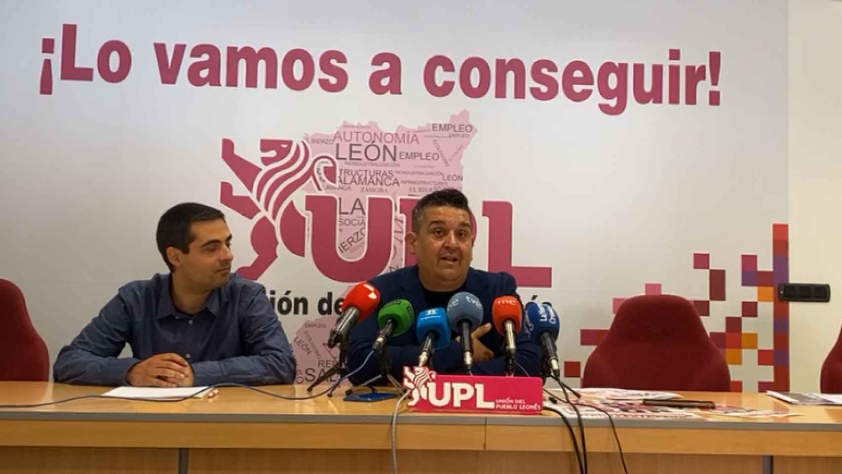 El presidente de UPL, Carlos Javier Salgado, y el senador por Compromís, Carles Mulet, hacen un análisis de las actuaciones sobre la Región Leonesa en el Senado