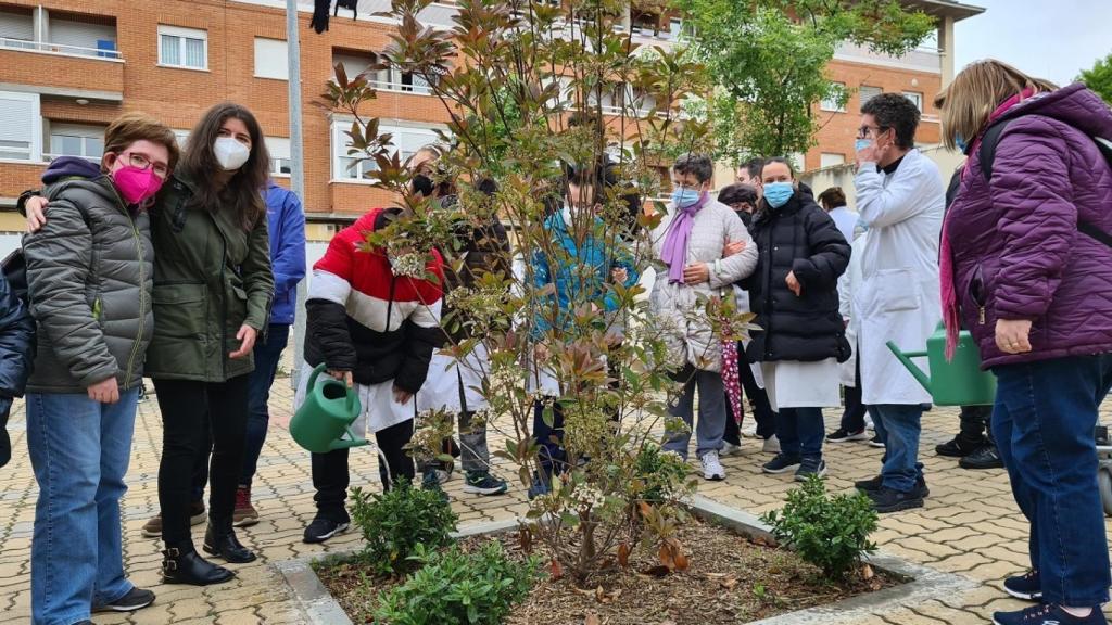 Miryam Rodríguez estuvo acompañada por miembros de la Asociación Insolamis que participan en el proyecto ‘Alcorques savios’