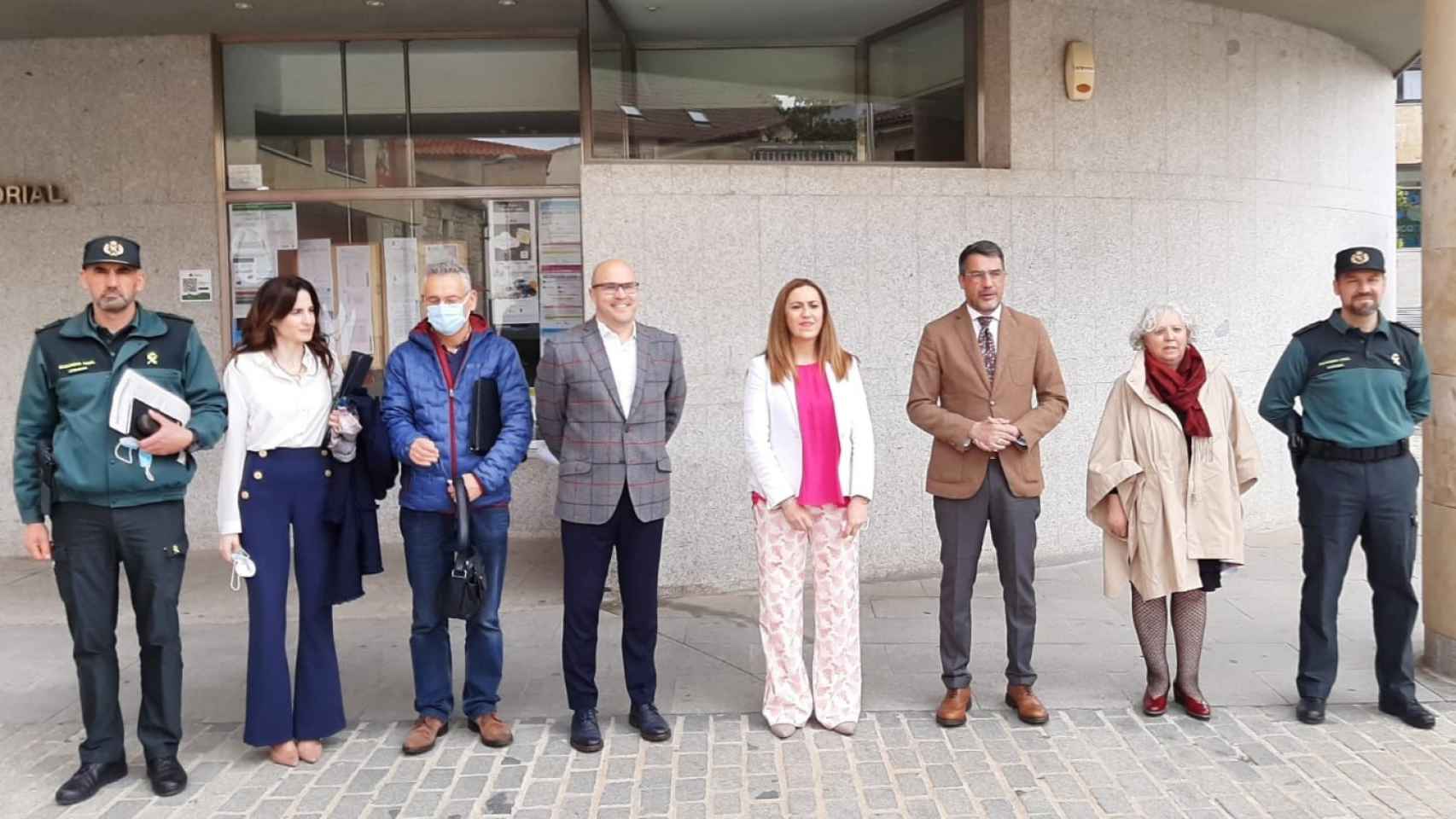 El alcalde de Villamayor, Ángel Peralvo, recibe a la delegada del Gobierno en Castilla y León, Virginia Barcones