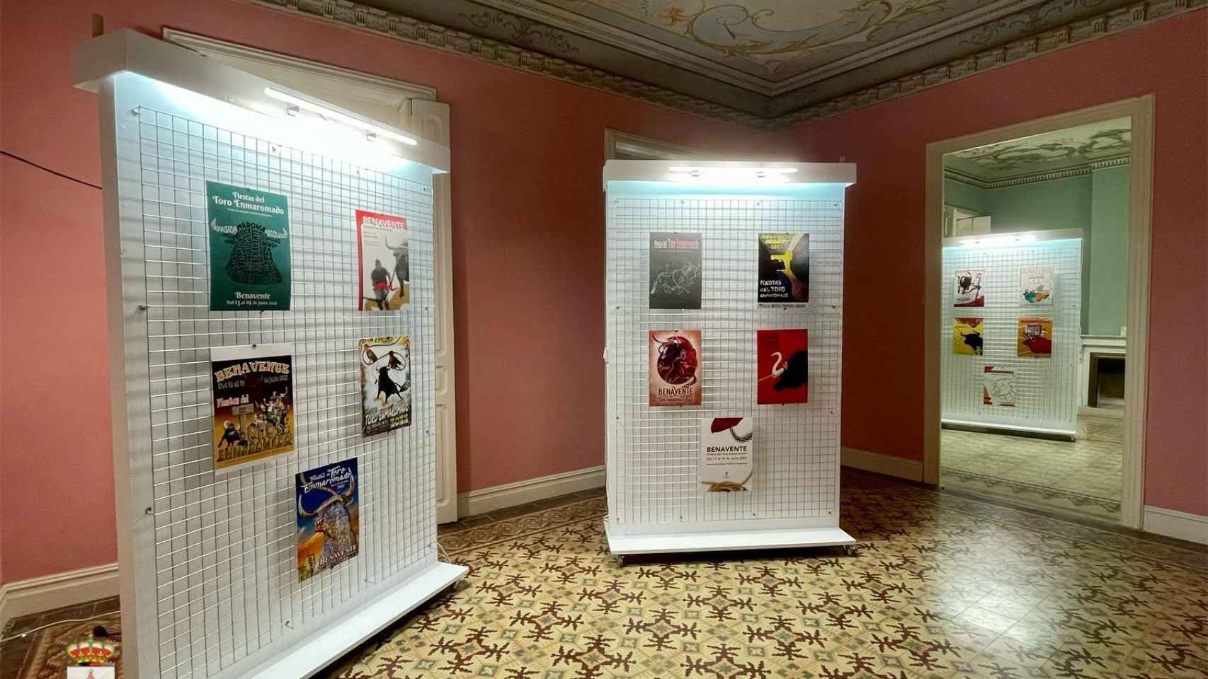 Exposición de las 26 obras participantes en el concurso de carteles del Toro Enmaromado 2022