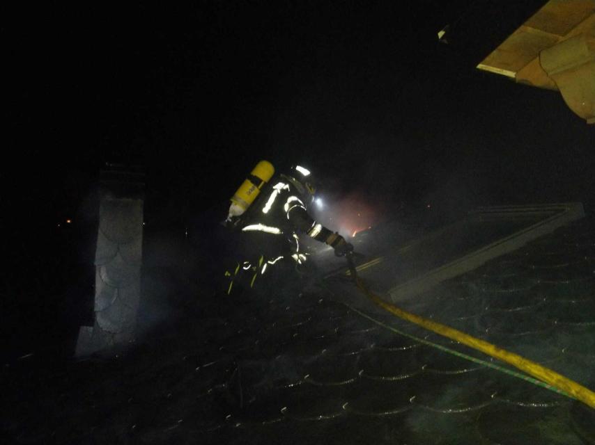 Susto en El Bierzo al incendiarse de madrugada la cubierta de una vivienda