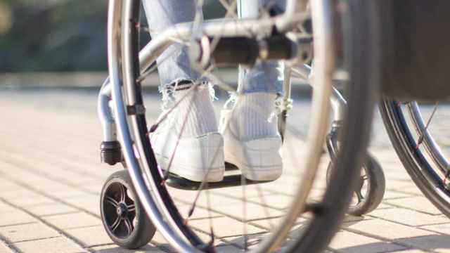 Una persona en silla de ruedas tras tener un accidente laboral.