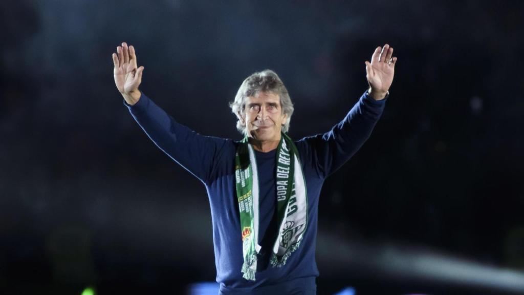 Manuel Pellegrini, con la bufanda del Betis, durante la celebración de la Copa del Rey 2021/2022