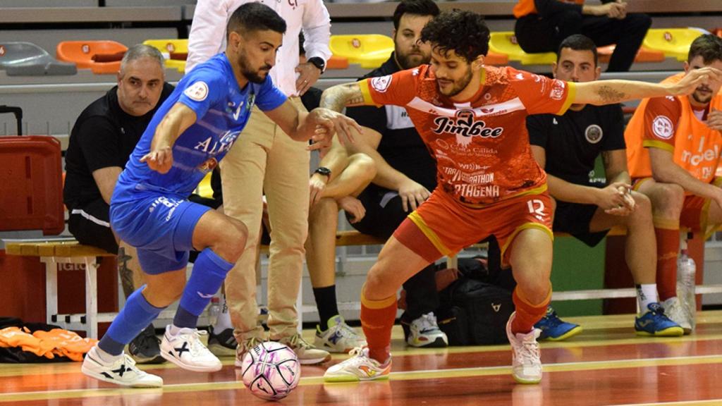 Lemine, del Viña Albali Valdepeñas, con el balón ante Lucão, del Jimbee Cartagena. Foto: José López / LNFS.