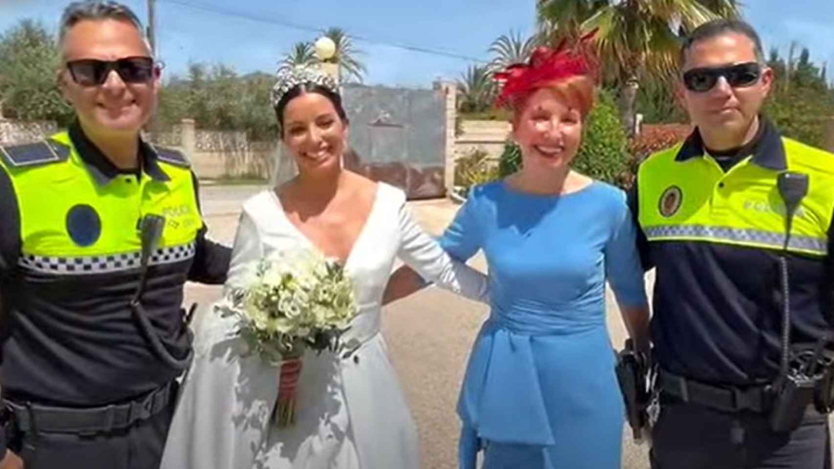 Una imagen que se tomaron los policías locales con la novia y la madrina.