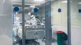 Dos sanitarios atienden a un paciente con coronavirus en el Hospital Virgen de la Victoria.