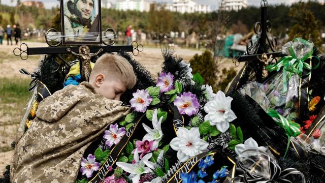 Savelii llora la muerte de su padre, Ihor, asesinado en los bombardeos en Irpin.