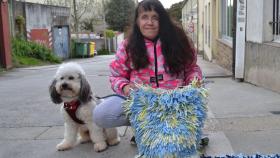 Alicia Sánchez con una alfombra olfativa y su usuario.