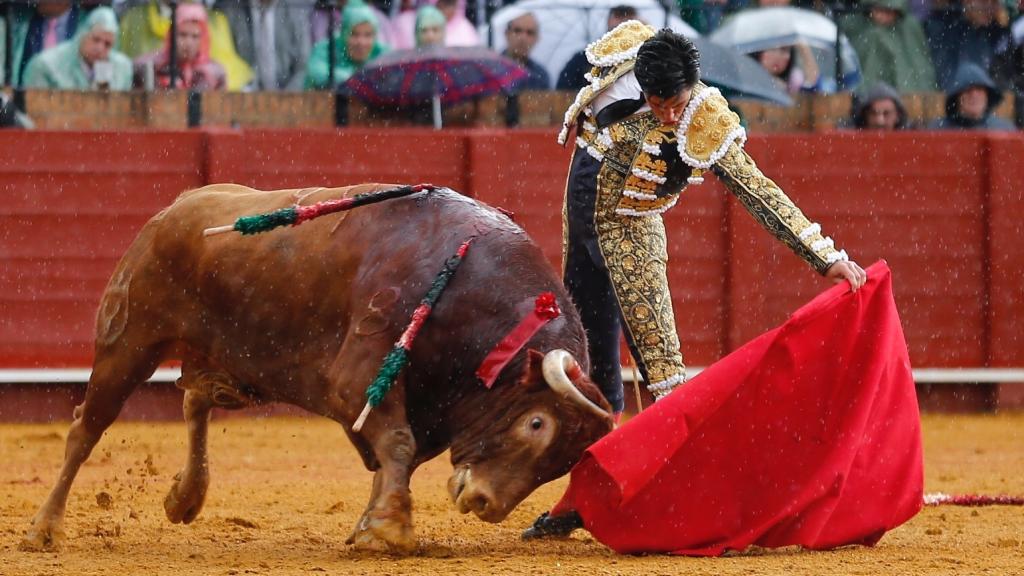 Álvaro Lorenzo en su faena de muleta en Sevilla bajo un aguacero.