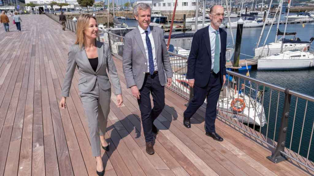 Marta Fernández-Tapias, Alfonso Rueda y Jesús Vázquez Almuíña en el nuevo paseo de las Avenidas.