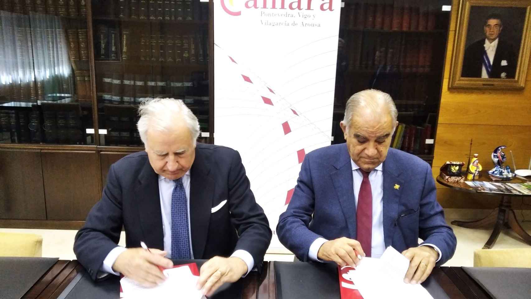 Firma del convenio entre el Consejo Regulador de la D.O Rías Baixas y la Cámara de Comercio.