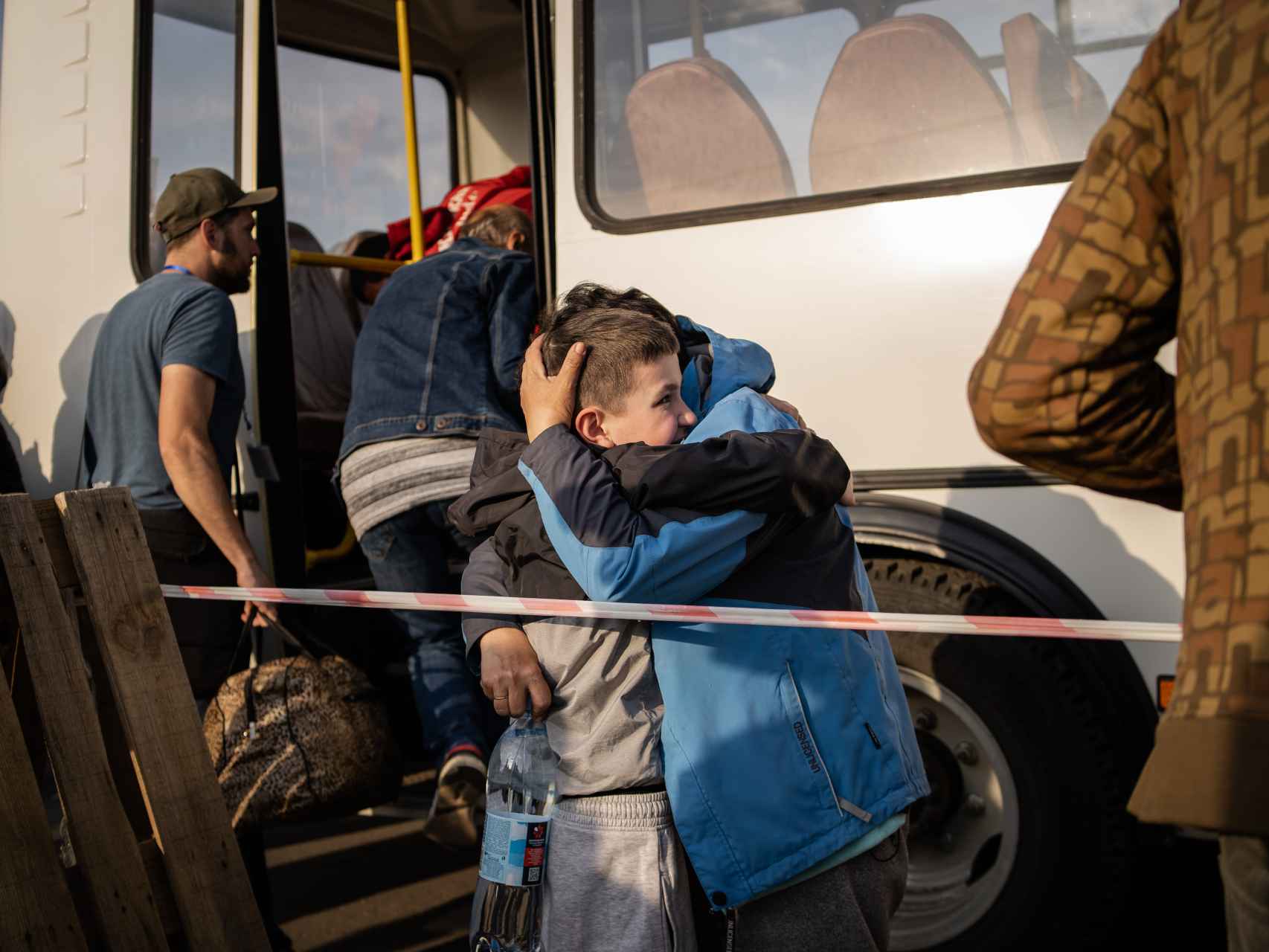Un padre y su hijo se abrazan tras largo tiempo separados por una guerra que cumple 70 días.